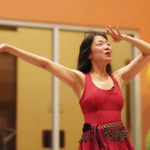 青春活力！羞涩女孩变身为健身舞女王