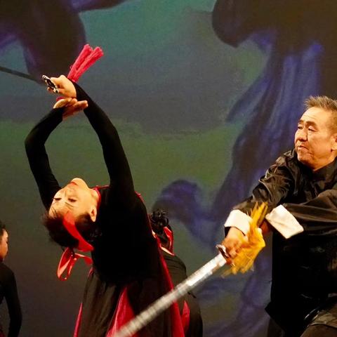 柔美与阳刚交融的剑扇舞