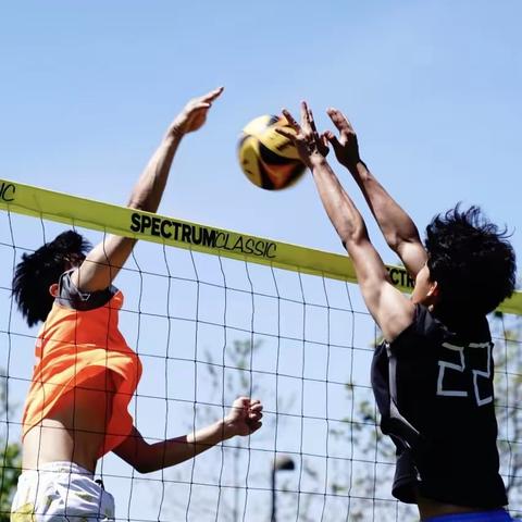 活力四射！一场精彩的草地排球赛