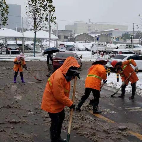 杨园街环卫所全体员工为辖区居民出行保驾护航