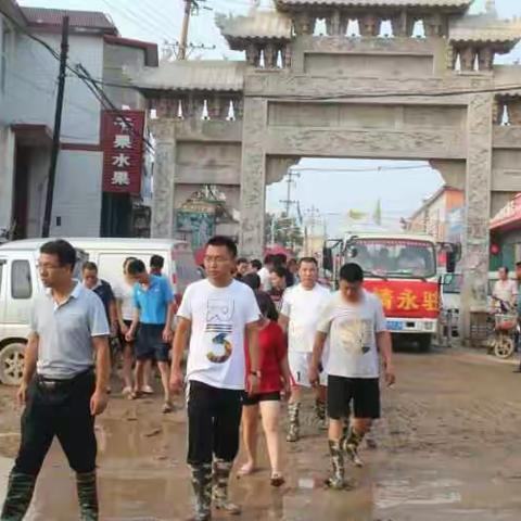 风雨无情人有情，河北铺支书赵凤军带领全体干部及镇领导，给灾民发物资。