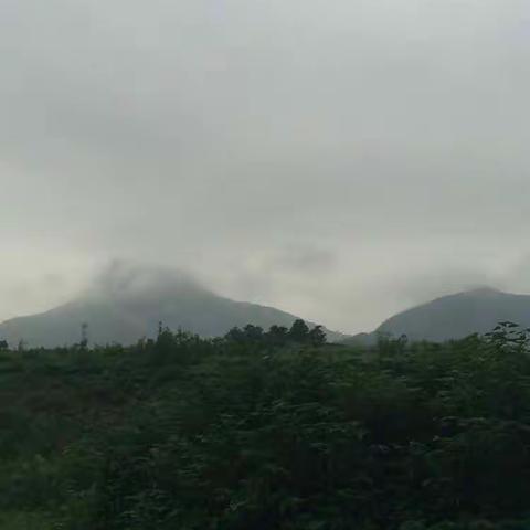 大雨来临前的西山