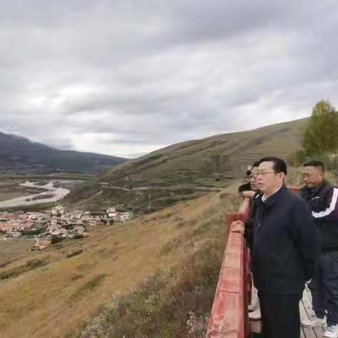 县委副书记、县长邓建光督导调研虾拉沱镇近期重点工作