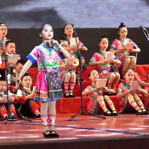 贵州省印江县朗溪镇中心完小用乡音乡情唱响“我和我的祖国”！