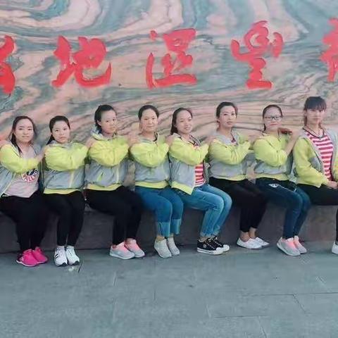 爱上幼儿园全体教职员工祝大家狗年大吉，狗年旺旺