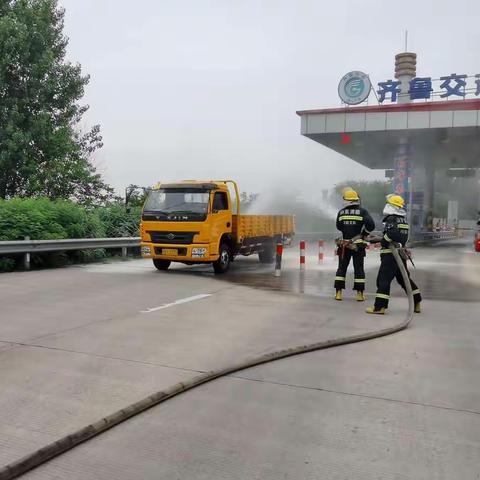 临朐县消防救援大队联合多部门组织开展高速公路车辆突发事故应急演练