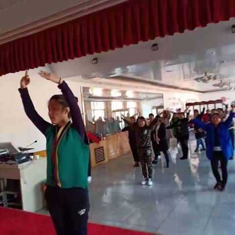 提高妇女文化素质与修养: