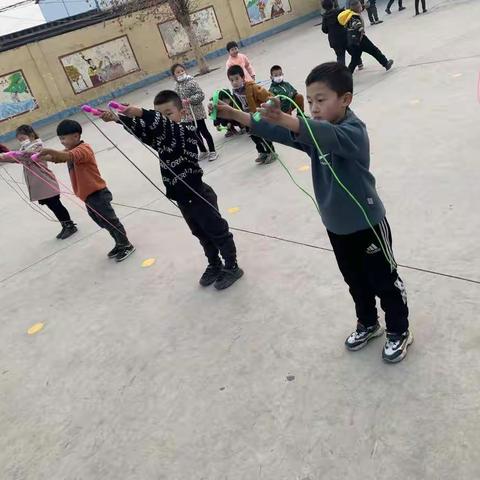 “绳”彩飞扬——记南甸完全小学一年级跳绳比赛