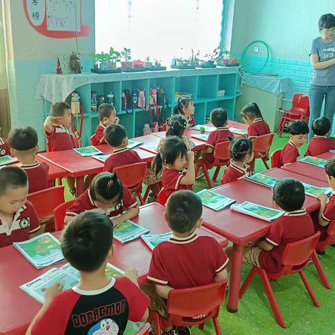 嘟嘟小博士幼儿园小一班课程分享《认识里外》