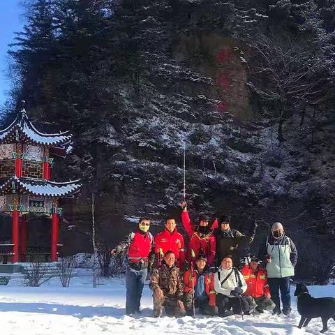 大雪过后徒步巡护米缸山