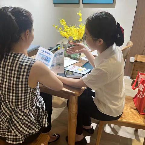 柳州银行南宁青环路社区支行反假币宣传