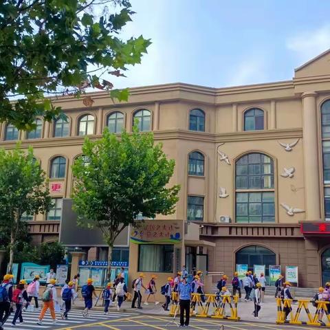 《开学季，用爱守护平安，守护未来》——青岛经济技术开发区第二实验小学601班路队“爱心护导”纪实     （2022.9.2）