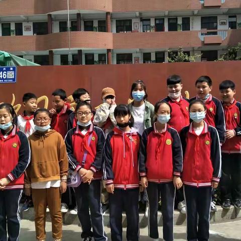 致敬劳动者      劳动最光荣——南关村小学六（4）班五一实践活动