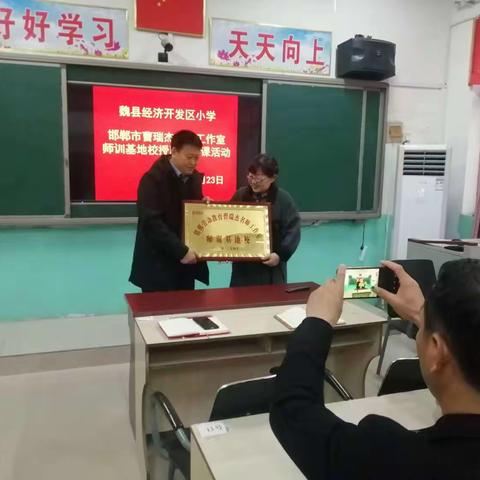 关爱学生幸福成长——名师送课促成长，携手同行暖人心