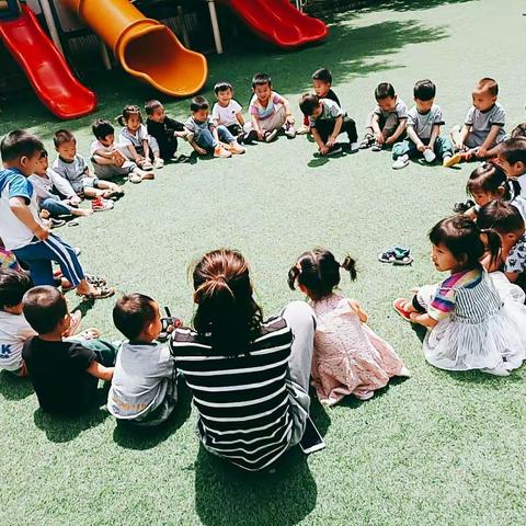 夏季的风，清凉的雨，孩子们在幼儿园里自由自在的玩耍😊.