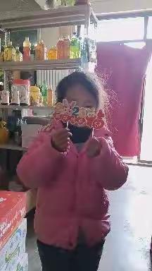 我是幼儿园的段雪，我在这里祝大家新年快乐，如果大家喜欢我的话，起给我一个暖心的赞！