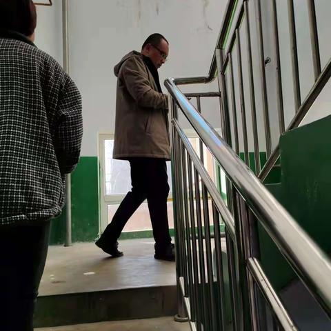 庙上小学宿舍卫生秩序大检查