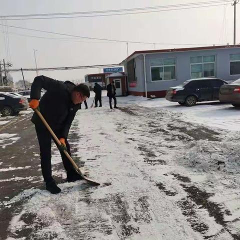 清扫积雪护安全 人大代表在行动