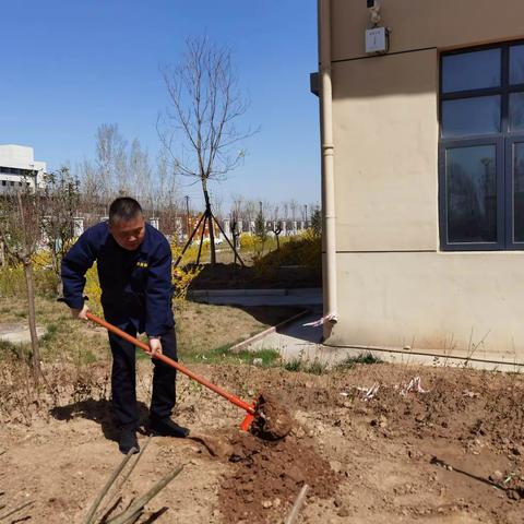 “手植绿意、春色满园”引热入郑项目部植树活动