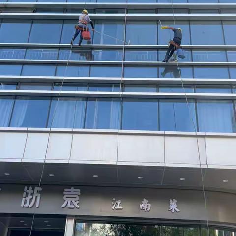 盛夏酷暑里的高空作业者  城市的美容师