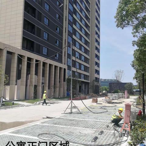 松江馨乐庭现场图片，1层大堂入口旋转门安装了，地下室后勤区域地面砖基本铺设完成，客房区域变化不大。-0712