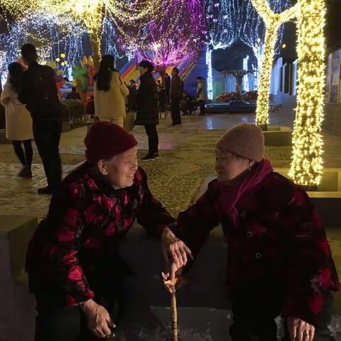 大年初一赏花灯----我的两个老奶奶