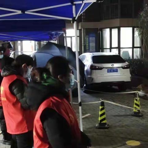 服务社区、爱在广阳，区交通运输局志愿者协助社区开展全员核酸检测。