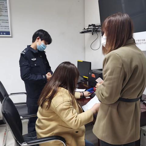 我为群众办实事 疫情无情人有情——秦都分局户政中队为“绿色通道”办证群众取证
