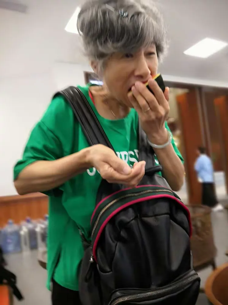 该说美吧我不比谁差我重新秀一次我也要秀一秀俏老大这才是正点我也不