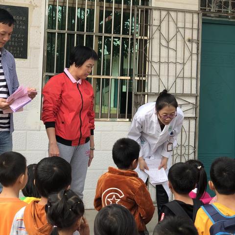 眼科义诊进校园 关注学生用眼健康