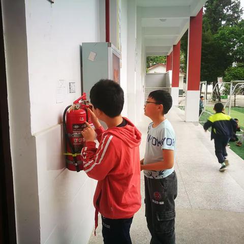 教学生认识和检查灭火器