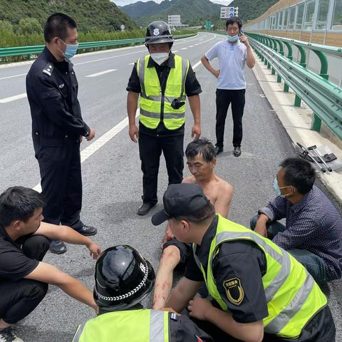 精神病人冲上高速                                     高速交警紧急化解