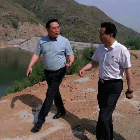县委常委、纪委书记伍干东到张坞镇庞沟水库开展巡河工作