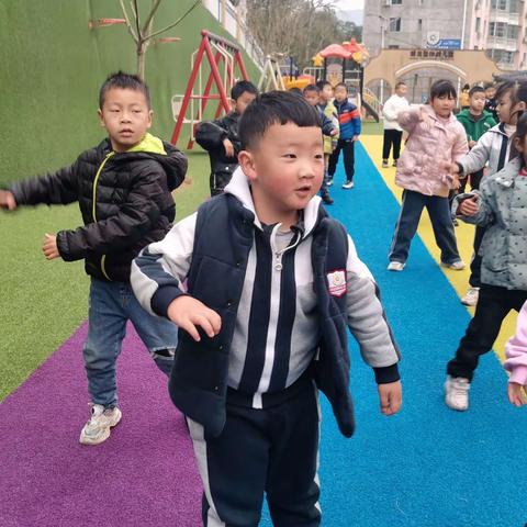 明花幼儿园果果二班第四周回忆录