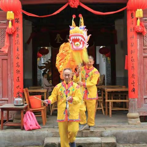 欢声笑语迎佳节，百年古村焕新颜。