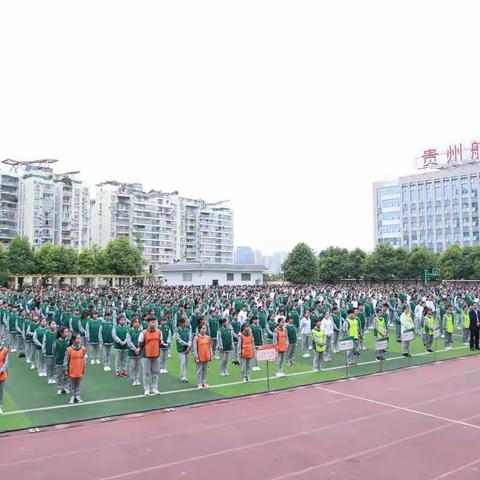 今朝挥洒汗水  明日缚住苍龙       —记遵义市第十六中学九年级第二次模拟学生表彰大会