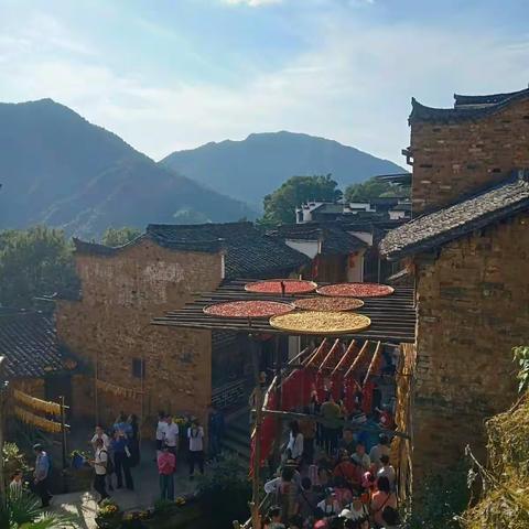 要看中国古村落就要去婺源，金秋十月来婺源美不胜收。鲜花小镇、晒秋人家。