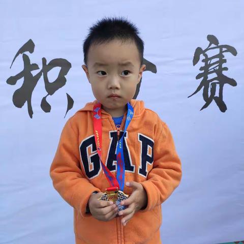 李知远参加儿童平衡车比赛