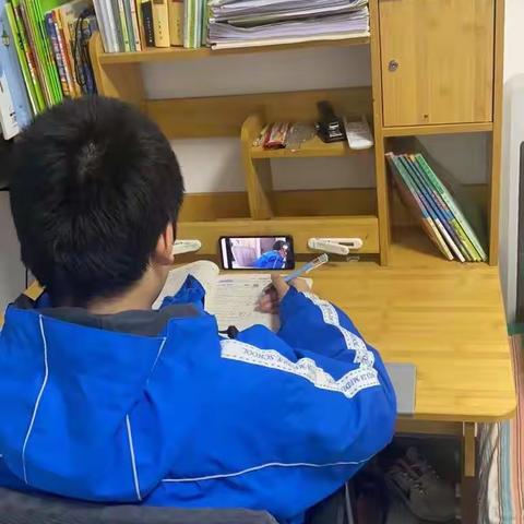 最美课桌--- 石家庄市二十八中北校初一16班。