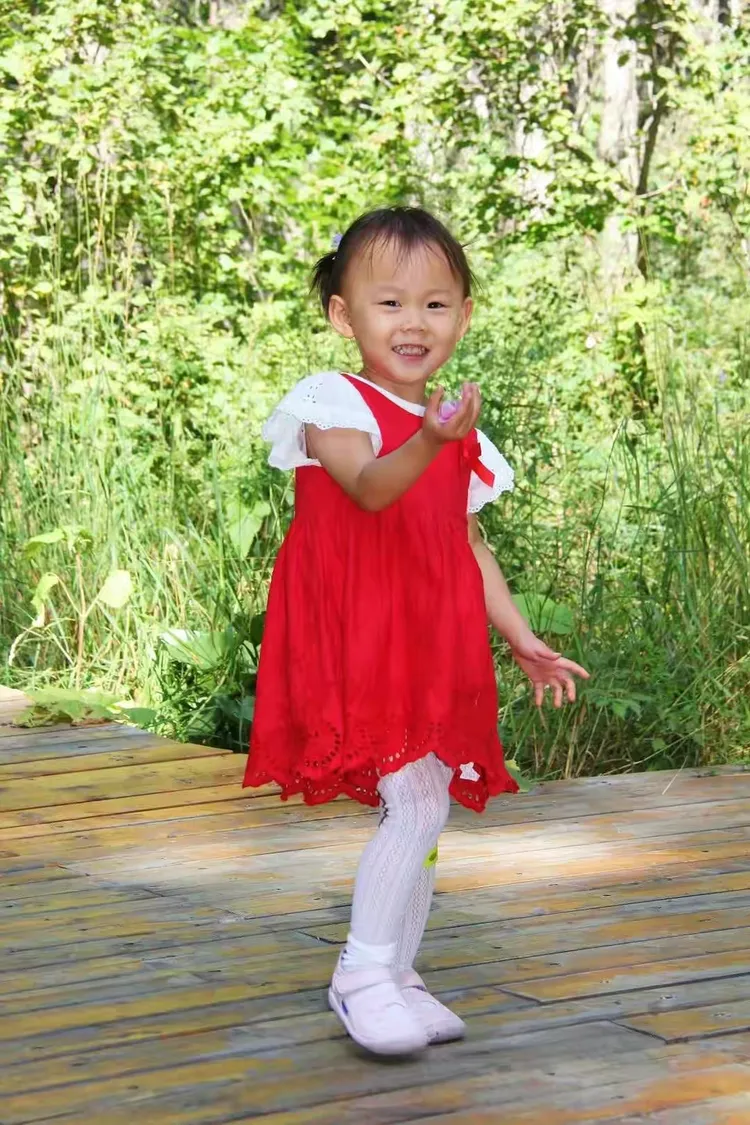 爱笑的小姑娘～小婉