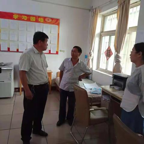 县委常委、办公室主任魏志凌检查应急值守工作