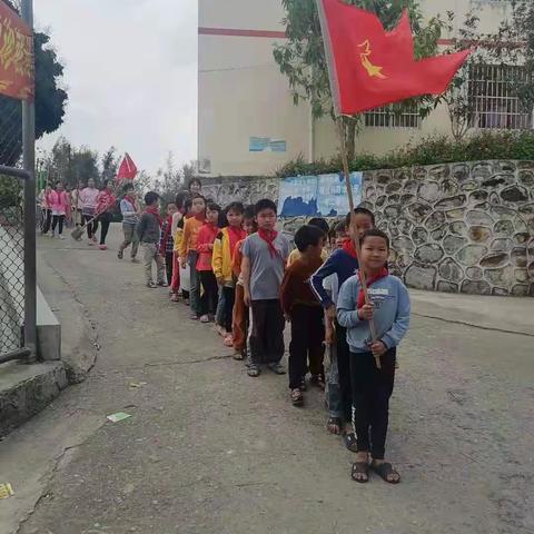 清湾镇中龙小学“弘扬雷锋精神，共建和谐校园”美化校园周边环境活动