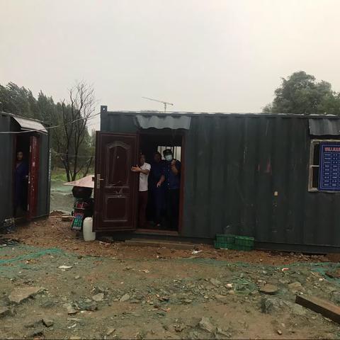 雨中检查工地围挡，守护人民生命财产安全