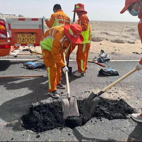大柴旦公路段路面修补工作如火如荼进行中