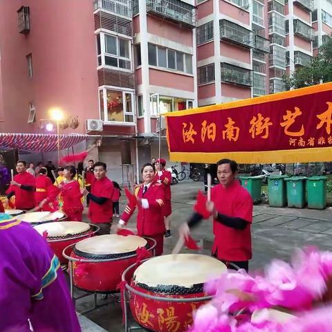 南街排鼓全体成员祝贺新郎王龙飞，新娘宋亚洁新婚快乐百年好合，永结同心早生贵子