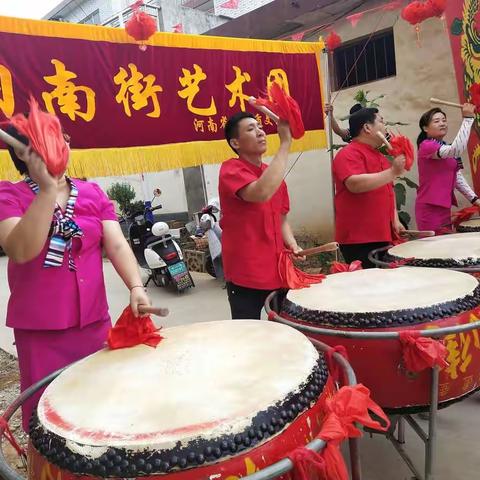 南街排鼓祝贺一对新人喜结连理百年好合，早生贵子永结同心