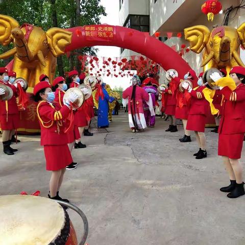 南街排鼓应邀三屯恭贺新郎史泽鹏，新娘张怡怡新婚快乐，百年好合，早生贵子永结同心