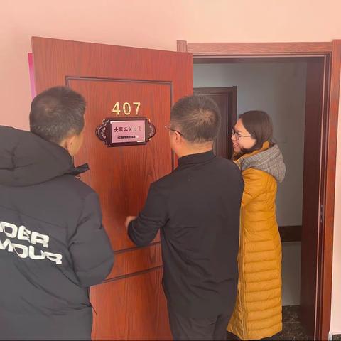 松原分行工会主席顾鲲鹏一行到前郭支行进行女职工关爱室授牌仪式