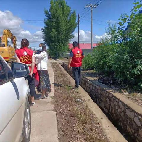 清理整治边沟，美化公路环境