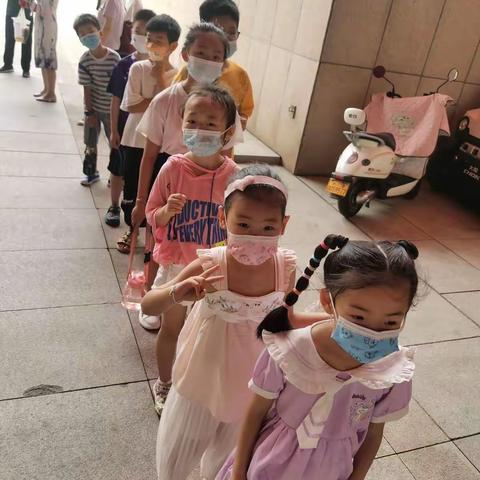 让科技创新生活——许昌市文化街小学一（二）班参观科技馆实践活动
